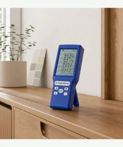 Sfeerbeeld van de blauwe luchtkwaliteitsmeter op een houten kast in een woonkamer