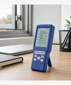 Sfeerbeeld van de blauwe luchtkwaliteitsmeter op een bureau bij een open raam